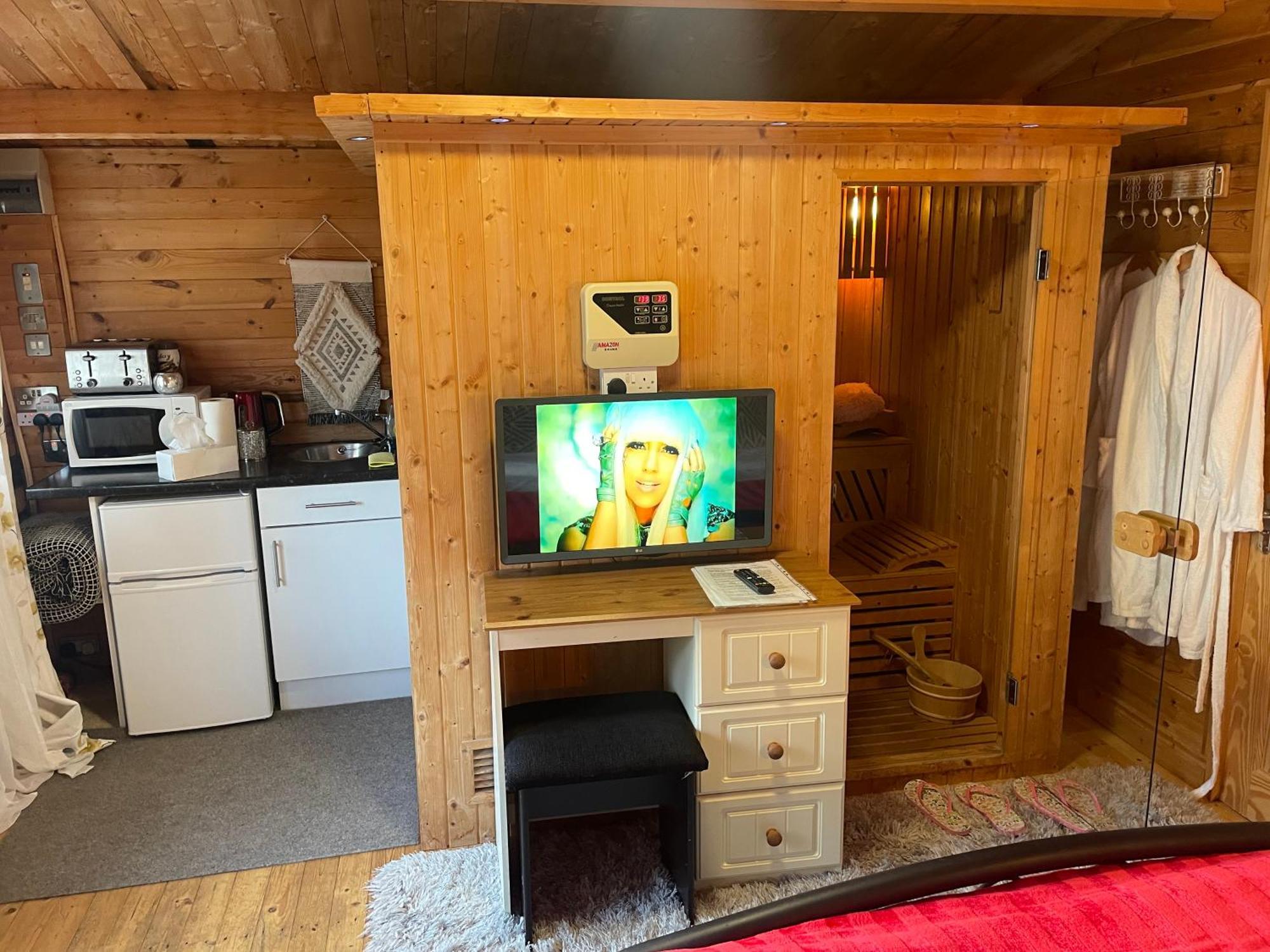 Chalet Free Sauna & Spa Superking Bed Killaloo Exterior photo