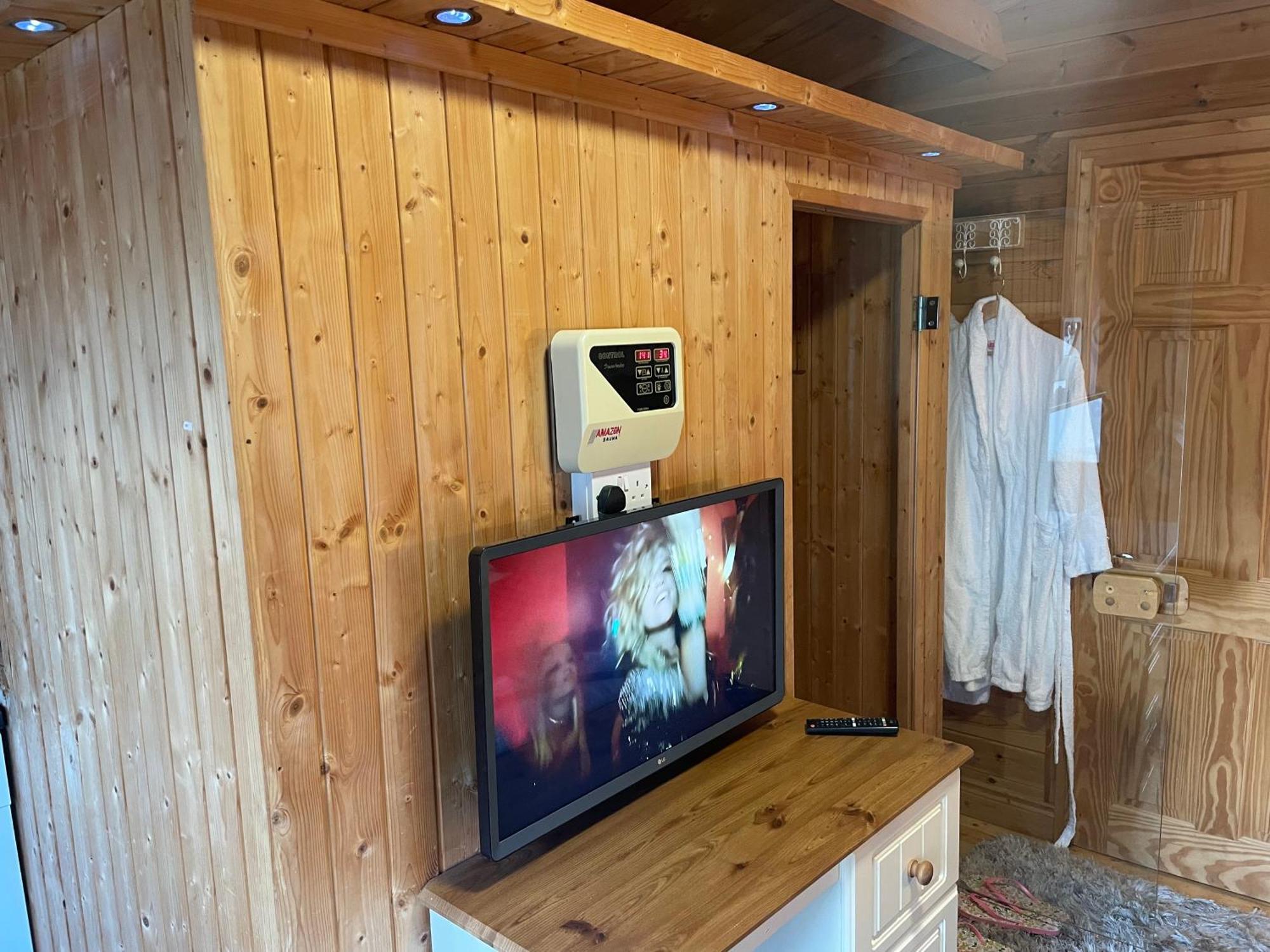 Chalet Free Sauna & Spa Superking Bed Killaloo Exterior photo